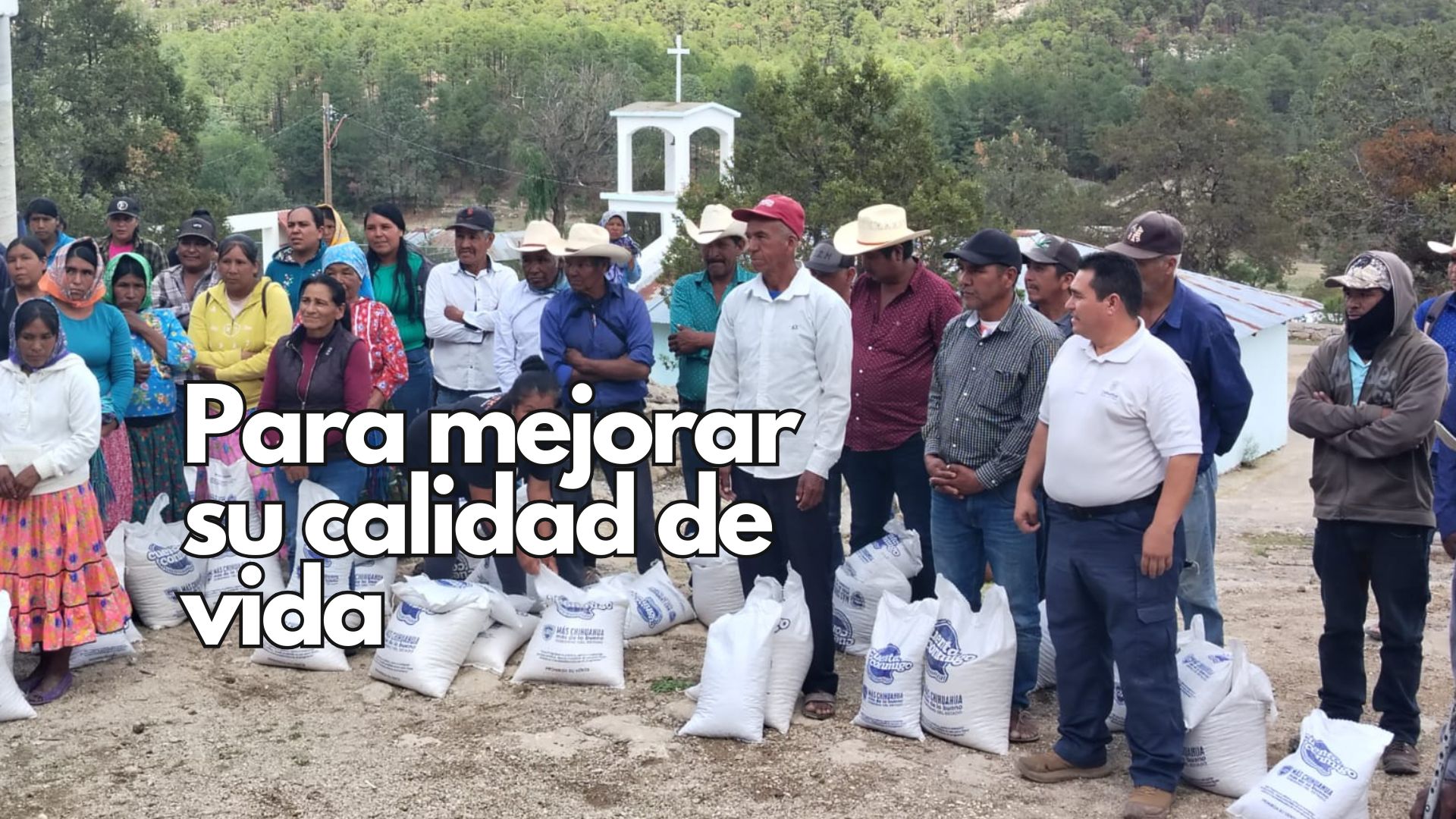 Personal del DIF Estatal entrega paquetes de maíz y frijol a familias de Urique y Bocoyna, como parte del apoyo alimentario en la Sierra Tarahumara.