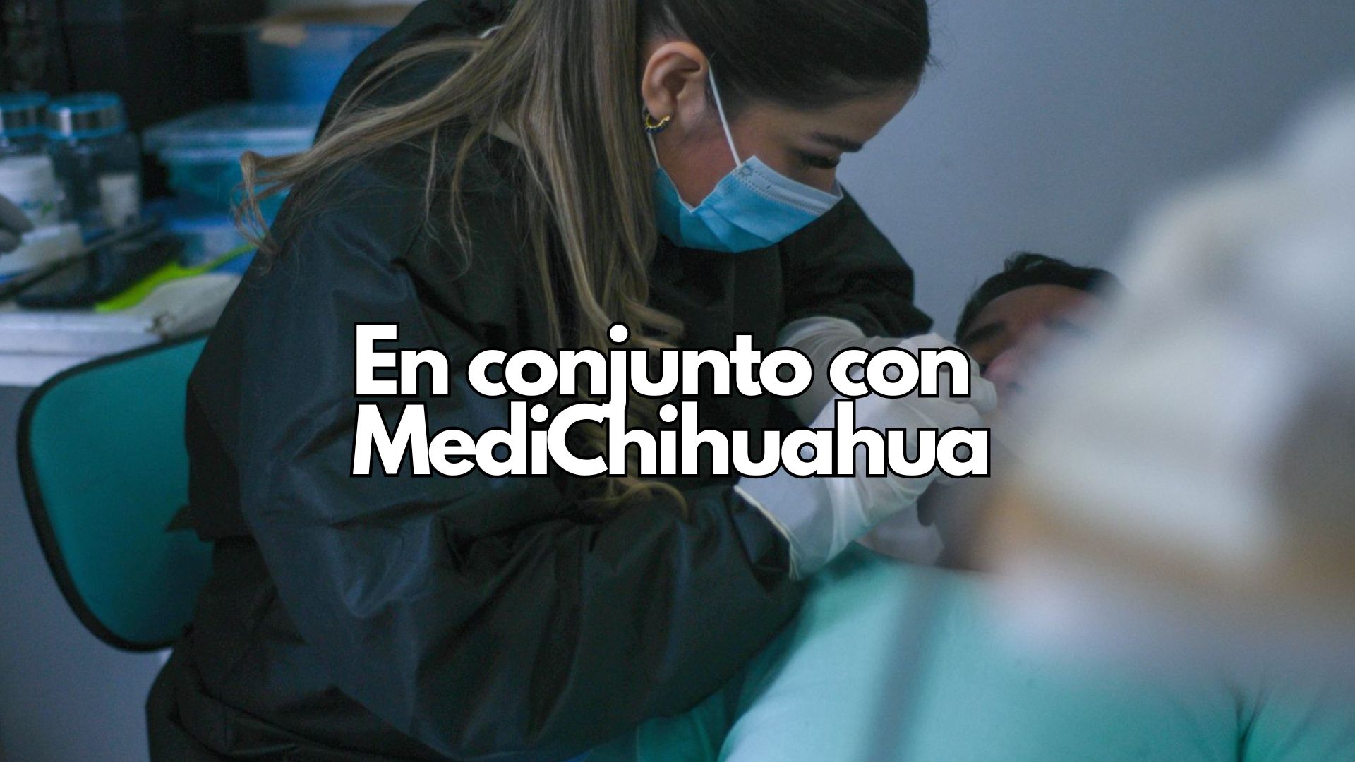Personas reciben atención médica gratuita durante la Brigada de Salud organizada por Desarrollo Humano y MediChihuahua en la colonia Centro.